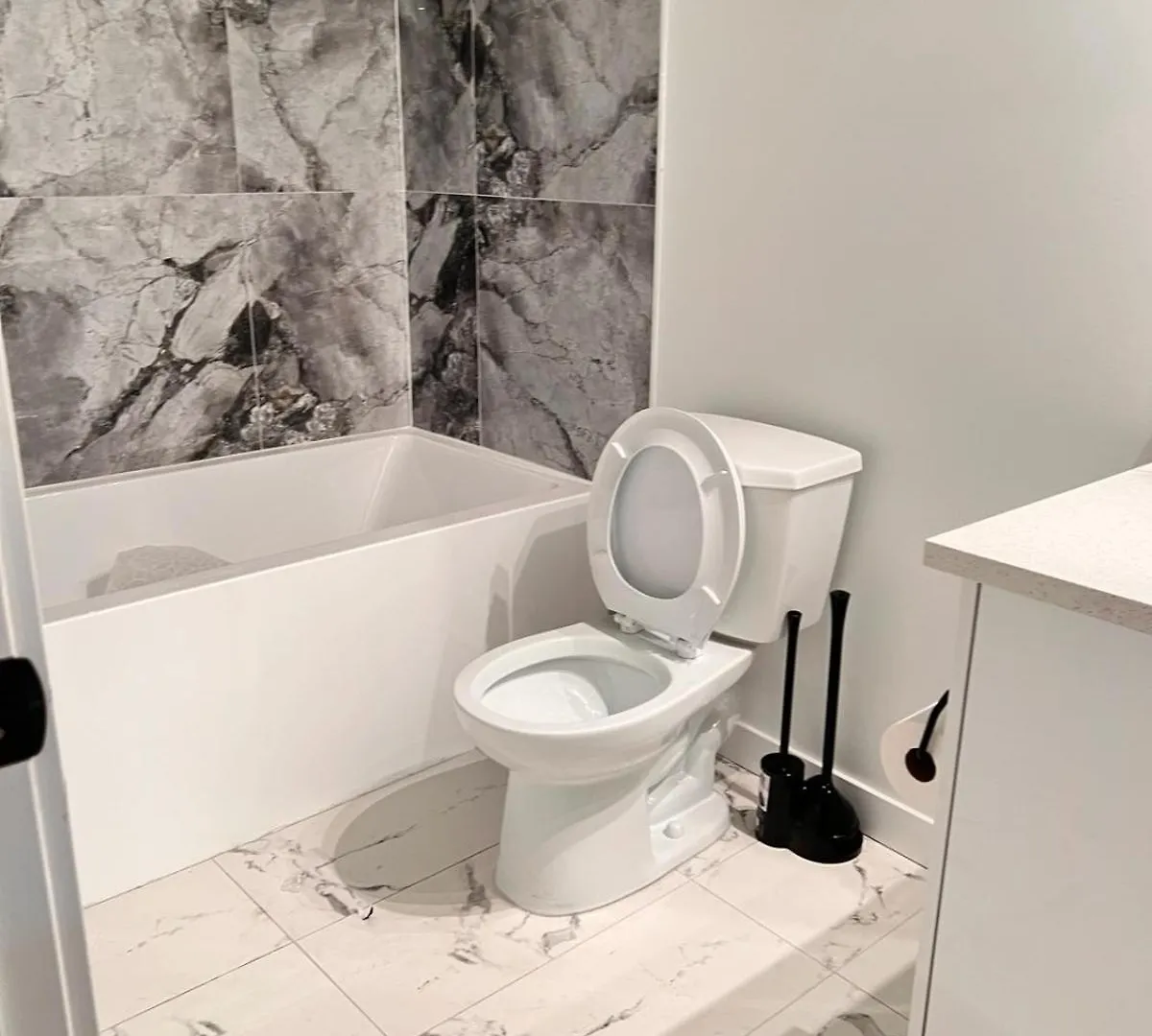 Cozy Corner - 1 bedroom suite - 15 mins from airport YYC