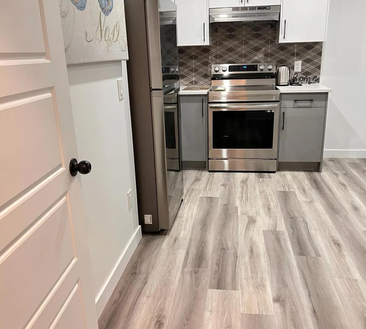 Cozy Corner - 1 bedroom suite - 15 mins from airport YYC