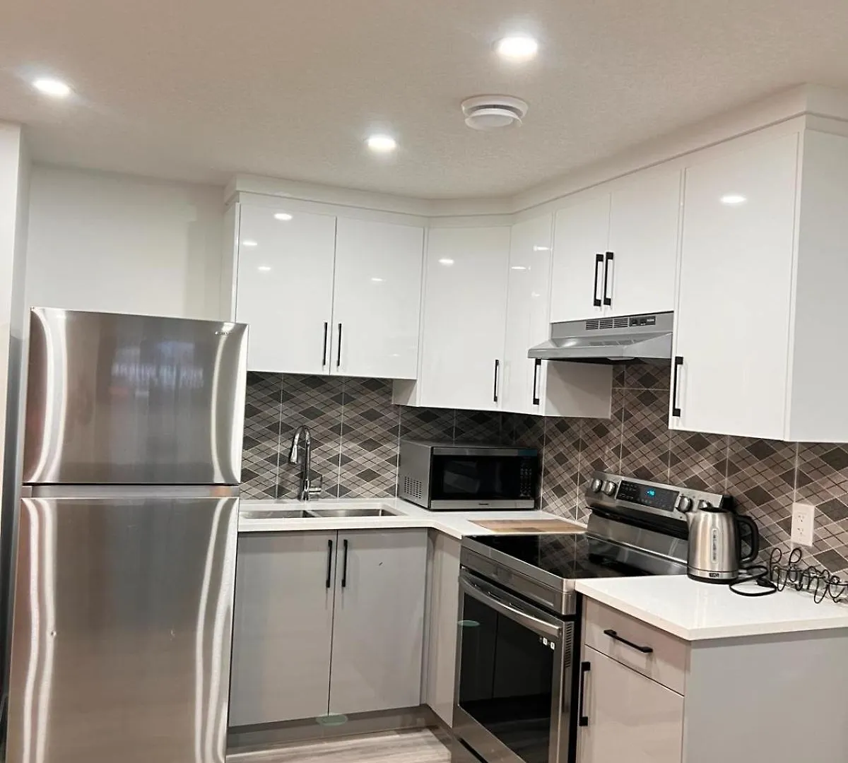 Apartamento Cozy Corner - 1 bedroom suite - 15 mins from airport YYC