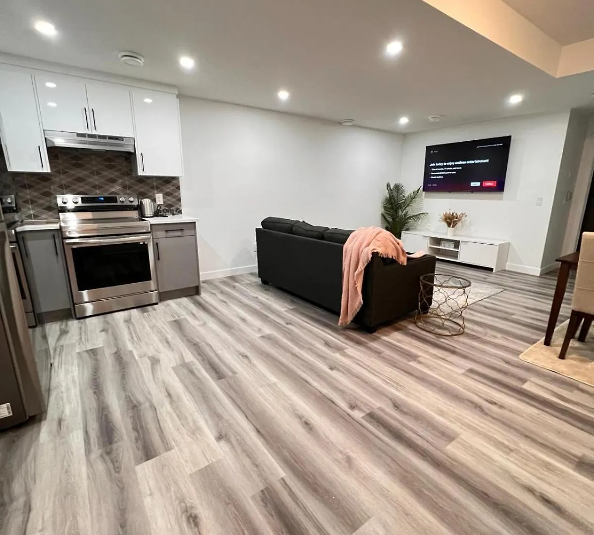 Cozy Corner - 1 bedroom suite - 15 mins from airport YYC