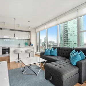 Apartment Walk To Bars, Casino, Stampede & Saddledome Plus Free Bonus Banff Pass, Parking & Wine!, Calgary