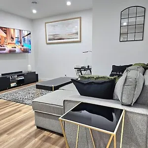 Apartment Cozy 2 Bedrooms And 1 Bath For 4 Guests!, Calgary