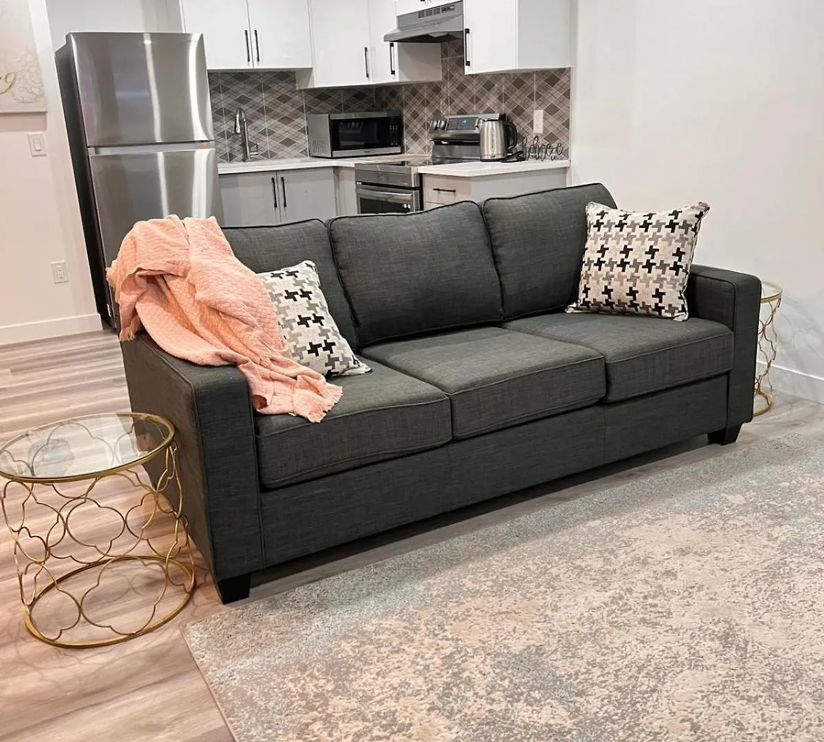 Cozy Corner - 1 bedroom suite - 15 mins from airport YYC 0*,  Kanada